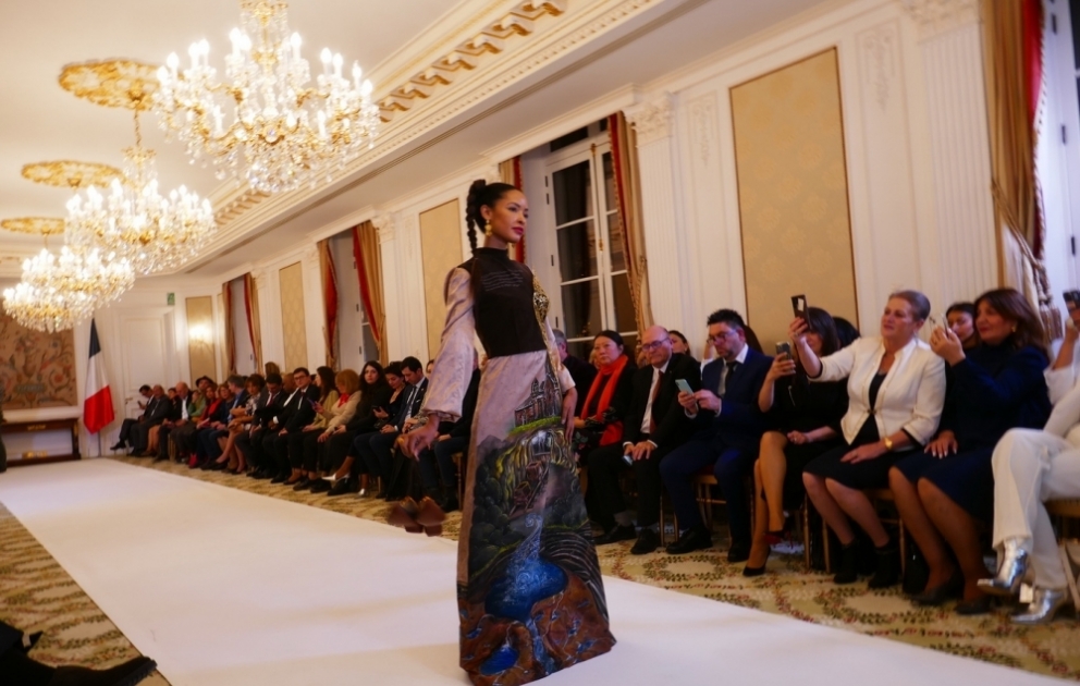 “Şuşa İli” çərçivəsində Parisdə “Qarabağ incilərinin Avropa sədası” adlı geyim kolleksiyası nümayiş olunub