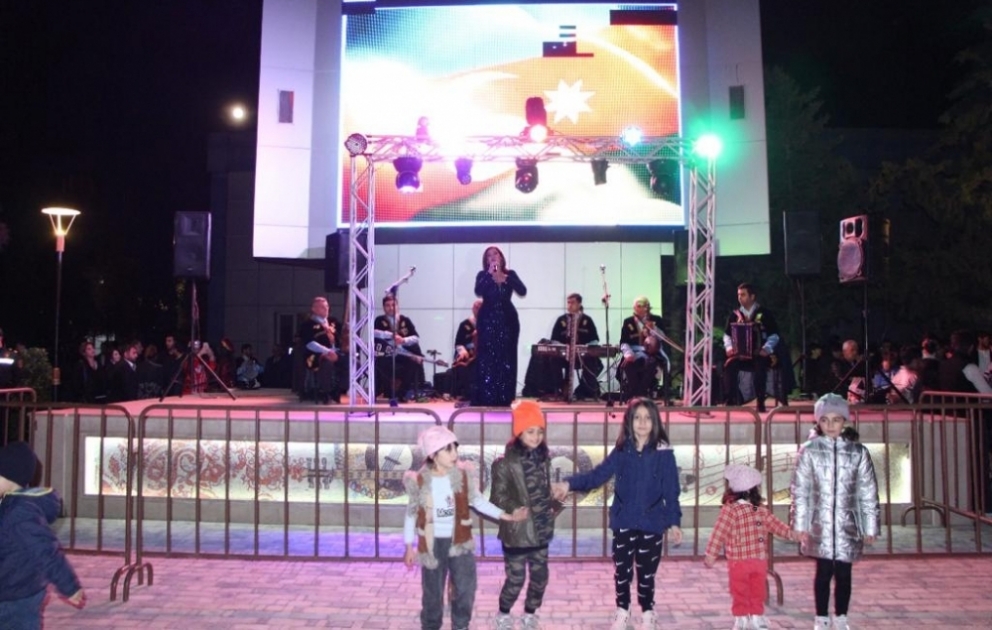 Yevlaxda təşkil olunan təntənəli bayram konserti atəşfəşanlıqla başa çatıb
