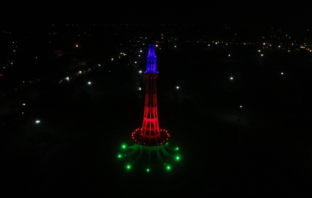 Pakistanın “Minar-e-Pakistan” abidəsi Zəfər Gününün ildönümündə Azərbaycan bayrağı ilə işıqlandırılıb