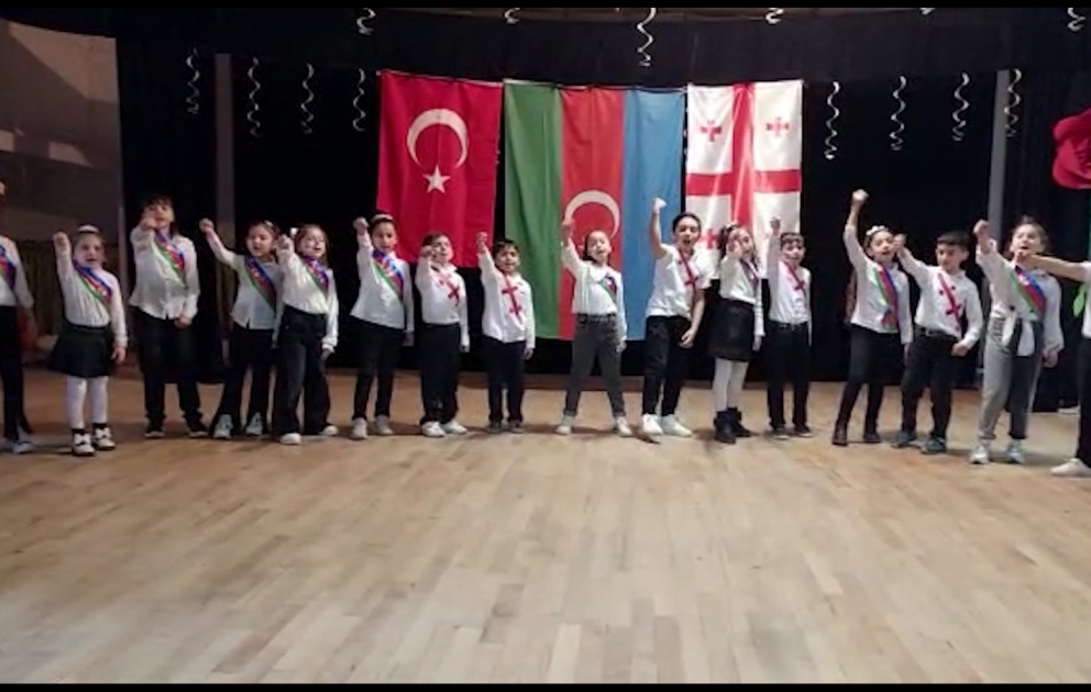 Zəfər Günü Rustavidəki 18 nömrəli məktəbdə maraqlı konsert proqramı ilə qeyd olunub