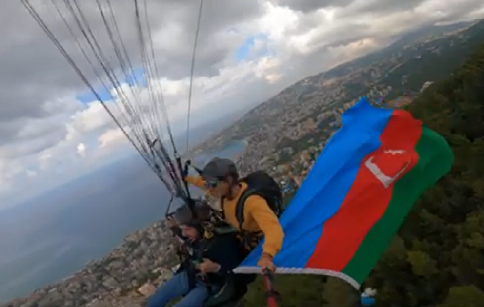 Livan səmasında Azərbaycan bayrağı dalğalanıb