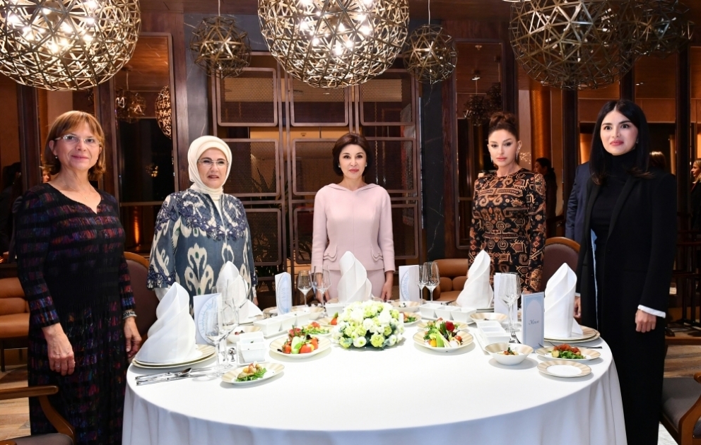 Birinci xanım Mehriban Əliyeva Səmərqənddə təşkil olunan şam yeməyində iştirak edib