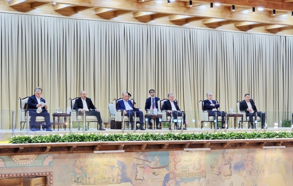 Spectacles folkloriques des États turciques dans la Cité éternelle à Samarcande 
Le président Ilham Aliyev assiste à l'événement