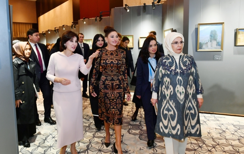 Samarcande : la première dame d'Azerbaïdjan Mehriban Aliyeva visite l'exposition « Couleurs de l'Ouzbékistan »