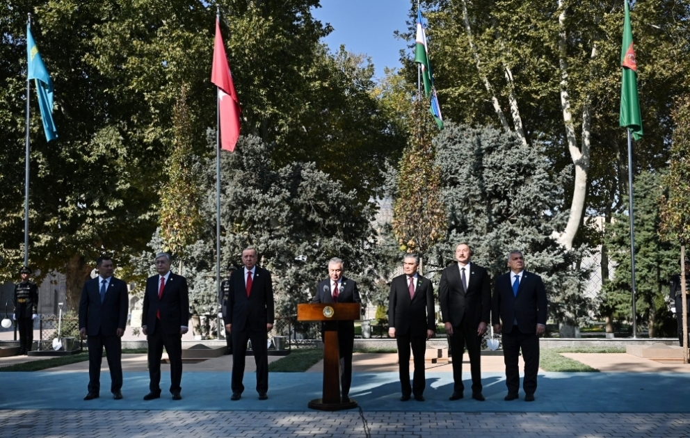 Zirvə Görüşündə iştirak edən dövlət və hökumət başçıları Səmərqəndin "Registan" meydanında ağac əkiblər
