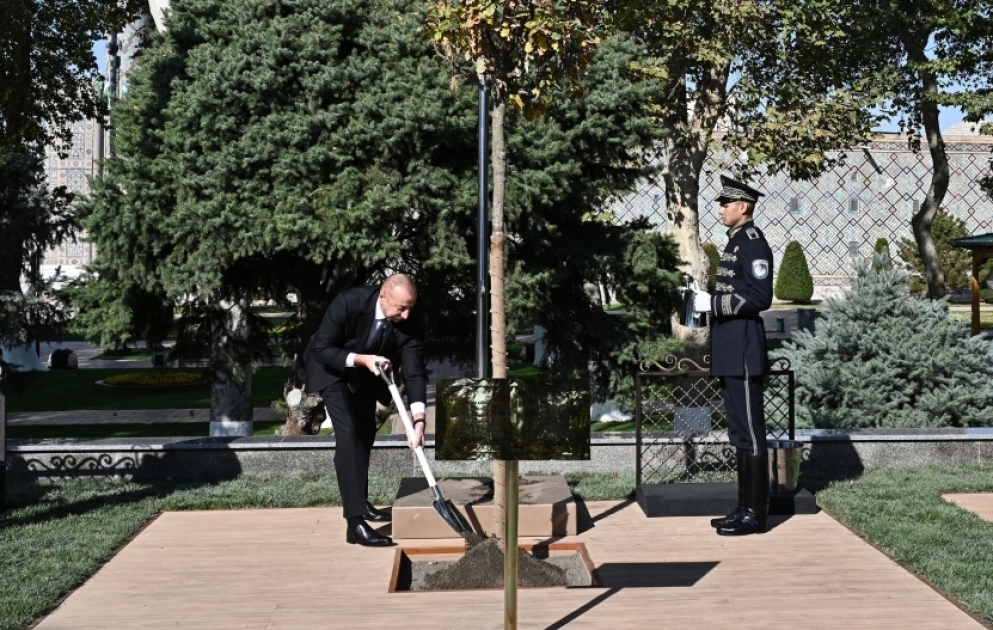 Am Gipfel teilnehmende Staats- und Regierungschefs pflanzten einen Baum auf dem Platz “Registan“ in Samarkand