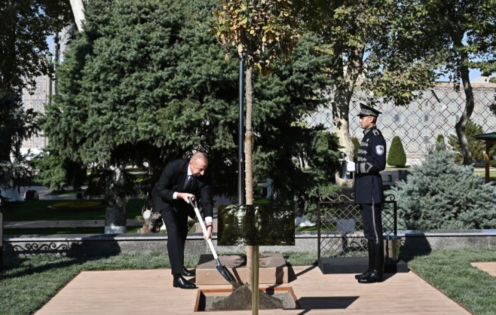 Samarcande : les chefs d’État et de gouvernement présents au Sommet plantent des arbres sur la place du Registan