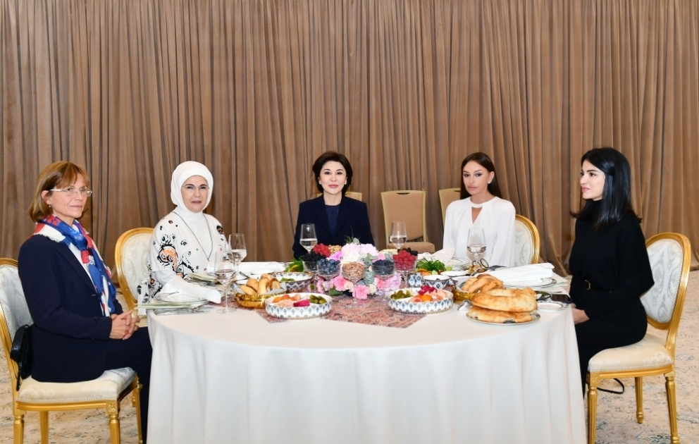 Azərbaycanın birinci xanımı Mehriban Əliyeva Səmərqənddə təşkil olunan naharda iştirak edib