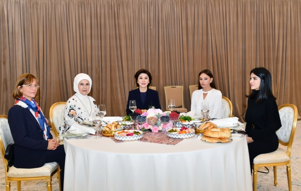 Mittagessen für First Ladies in Samarkand