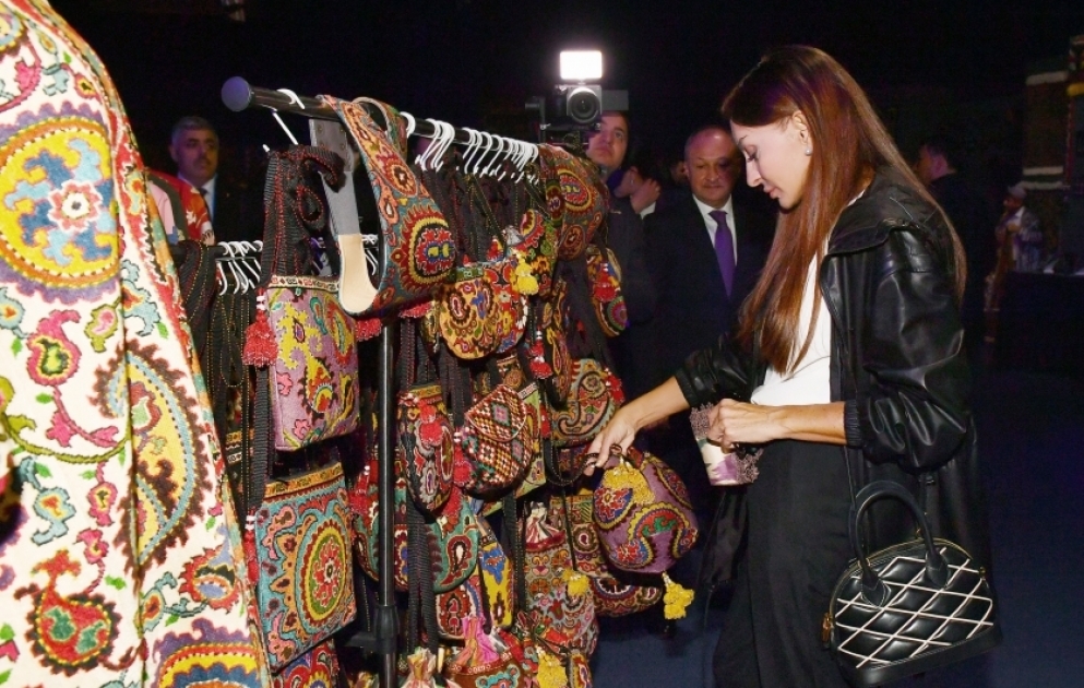 First Lady von Aserbaidschan Mehriban Aliyeva besucht Ausstellung ”Illusionen der Zeit“ in Samarkand