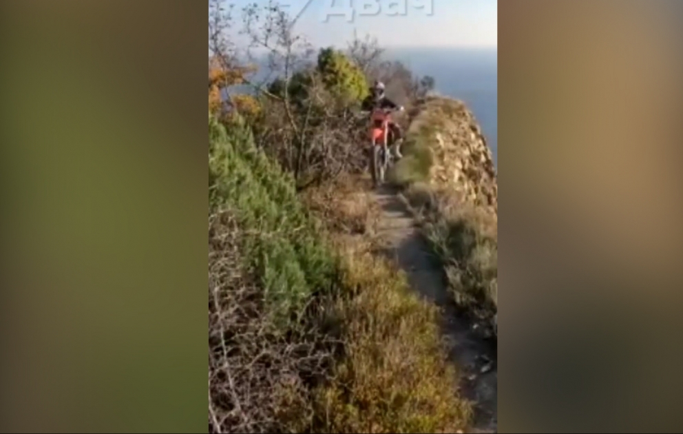 Uçurumdan yuvarlanan motosikletçi dünyasını dəyişib