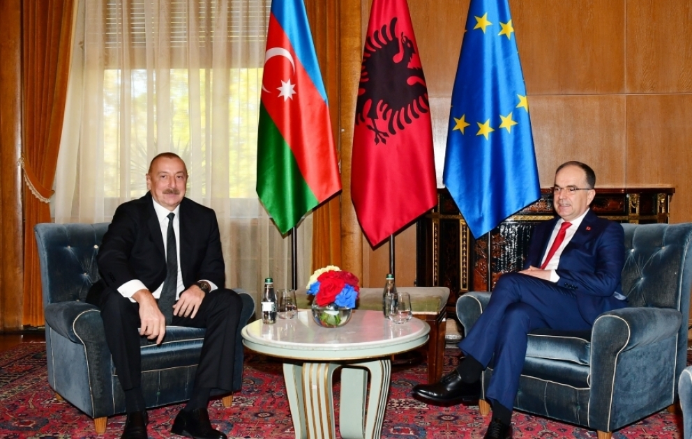 Präsident Ilham Aliyev und Staatspräsident Albaniens Bajram Begaj treffen sich unter vier Augen in Tirana