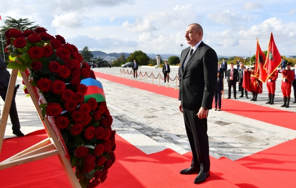 Tirana : le président Ilham Aliyev se recueille devant la statue de la Mère Albanie