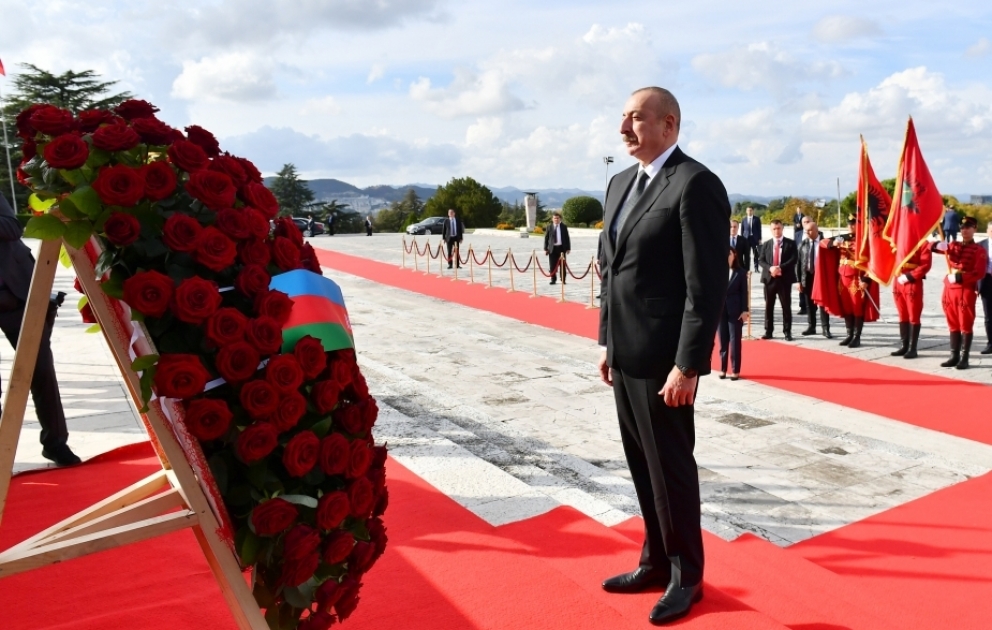 Präsident Ilham Aliyev besucht Denkmal ”Mutter Albanien“ in Tirana