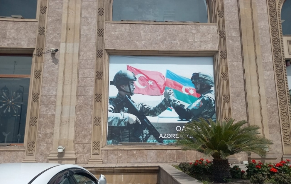 Fotosu Türk və Azərbaycan əsgərinin dostluq rəmzinə çevrildi - qazi Babək Abbasov məşhurlaşacağını gözləmirdi