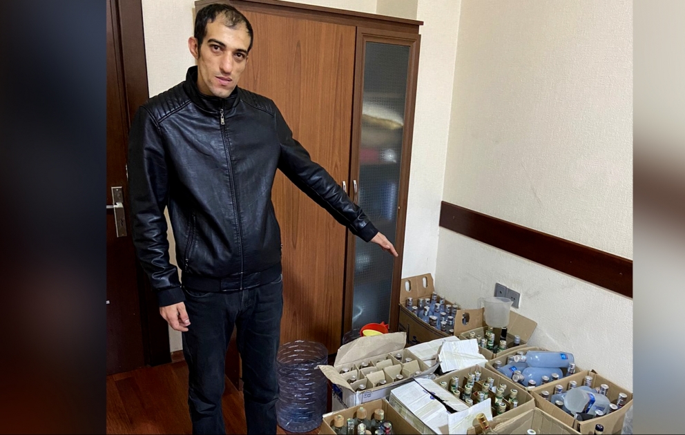 Nərimanovda yaşadığı evdə gizli sex yaradaraq saxta spirtli içkilər hazırlayan şəxs saxlanılıb