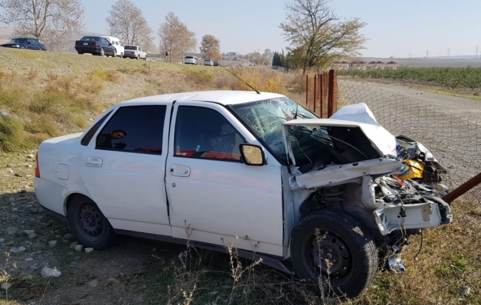 Yük maşını ilə minik avtomobili toqquşub, yaralılar var