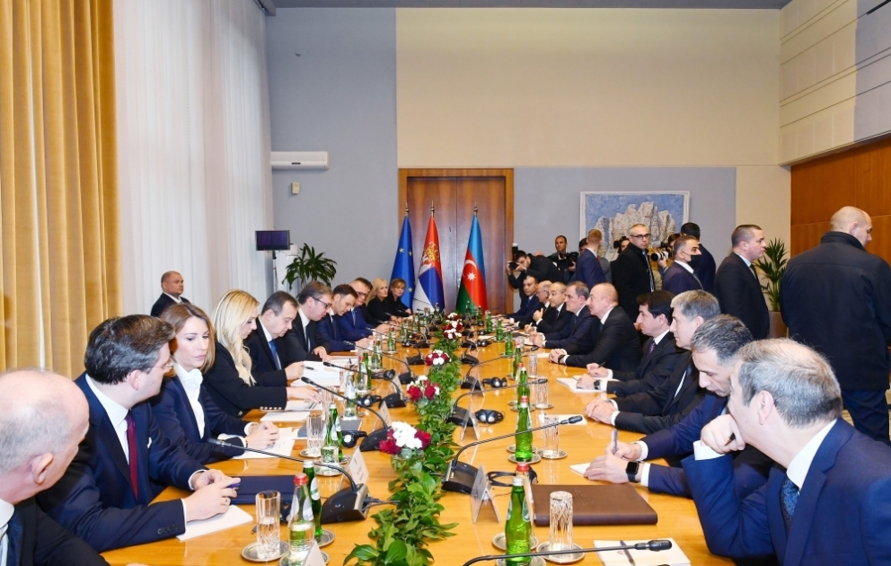 Präsident Ilham Aliyev und Präsident Aleksandar Vučić treffen sich im erweiterten Format