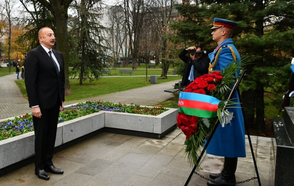 President Ilham Aliyev visited monuments to national leader Heydar Aliyev and Milorad Pavic in Tasmajdan park, Belgrade