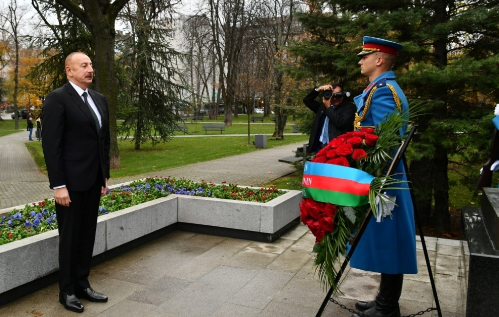 Präsident Ilham Aliyev besucht Denkmäler von Nationalleader Heydar Aliyev und Milorad Pavic im Tašmajdan Park in Belgrad