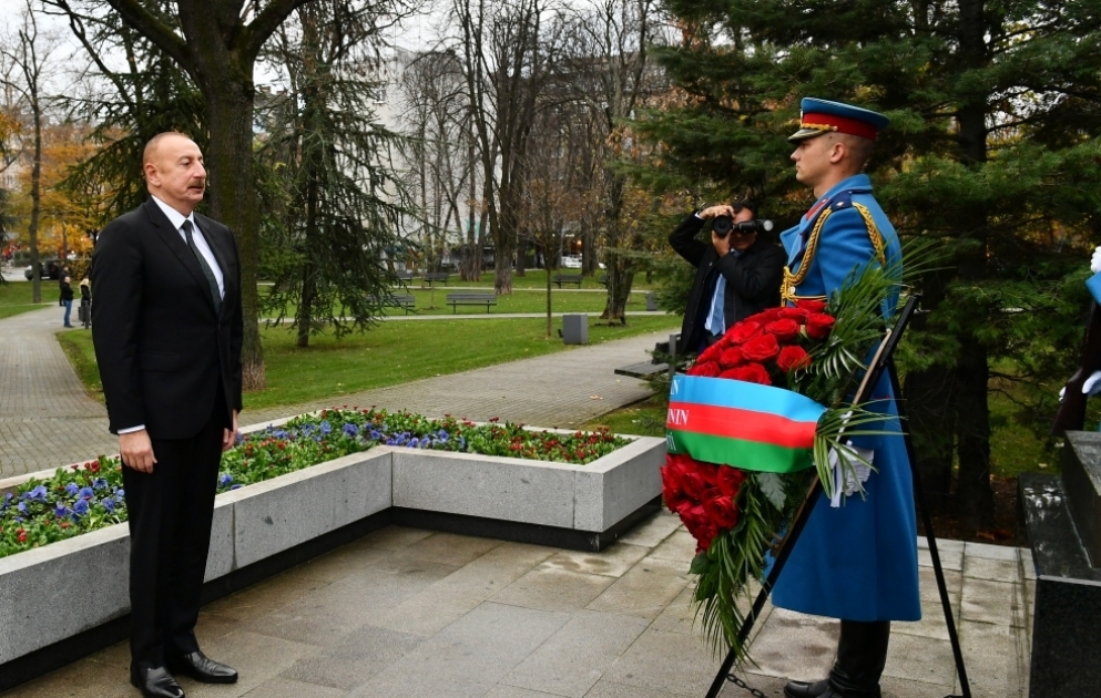 Belgrade : le président Ilham Aliyev se recueille devant les statues d’Heydar Aliyev et de Milorad Pavic