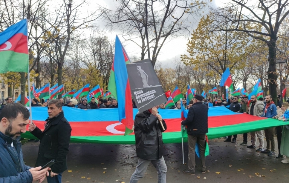 Fransa Milli Assambleyasının qarşısında etiraz nümayişi keçirilir
