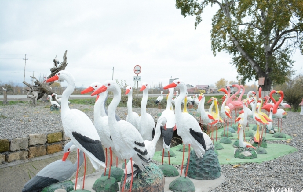Zoo, in dem Vögel- und Tierstatuen gut gemacht sind und echt aussehen