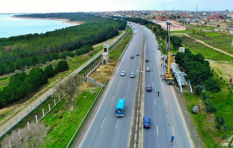 Daha bir magistral yolda piyada keçidi tikilir