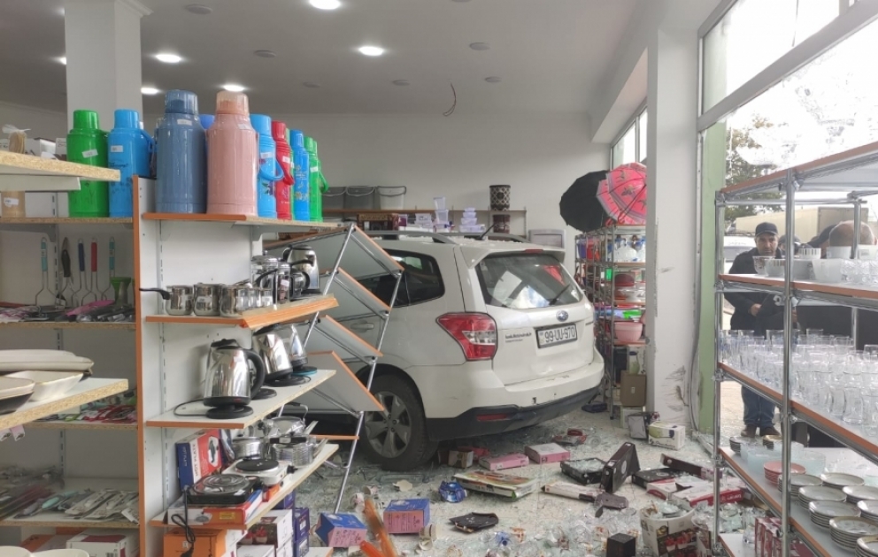 Xaçmazda avtomobil mağazaya çırpılıb