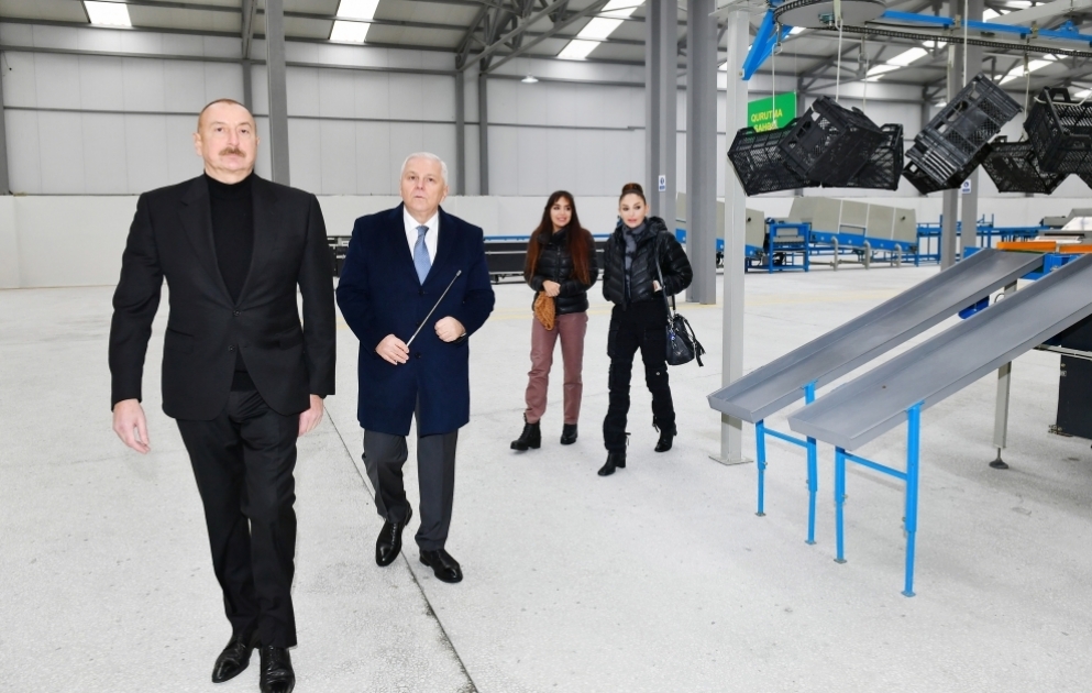 Scheki: Präsident Ilham Aliyev lernt Produktionsbetrieb für getrocknete Früchte im Dorf Orta Zayzid kennen