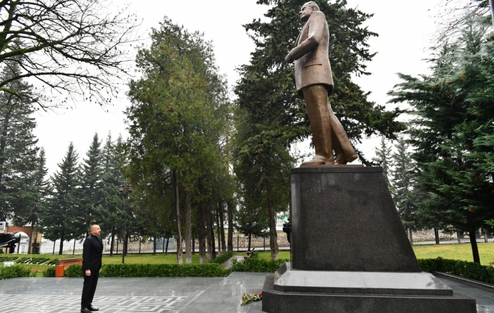 Prezident İlham Əliyev Oğuz rayonuna səfər edib
Ulu Öndər Heydər Əliyevin abidəsini ziyarət