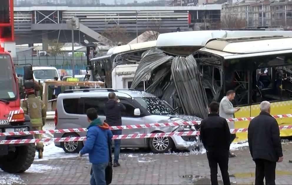 İstanbulda sərnişin nəqliyyatındakı qəzada 33 nəfər xəsarət alıb