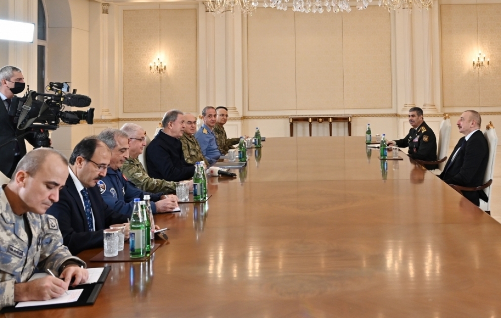 Präsident Ilham Aliyev empfängt türkische Delegation um Verteidigungsminister