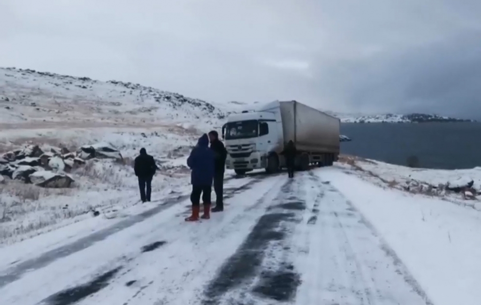 Güclü qar Qarsda nəqliyyatın hərəkətini məhdudlaşdırıb