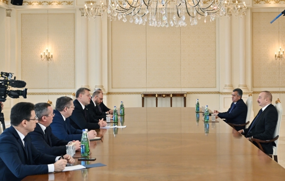 Präsident Ilham Aliyev empfängt russische Delegation um Gouverneur von Astrachan