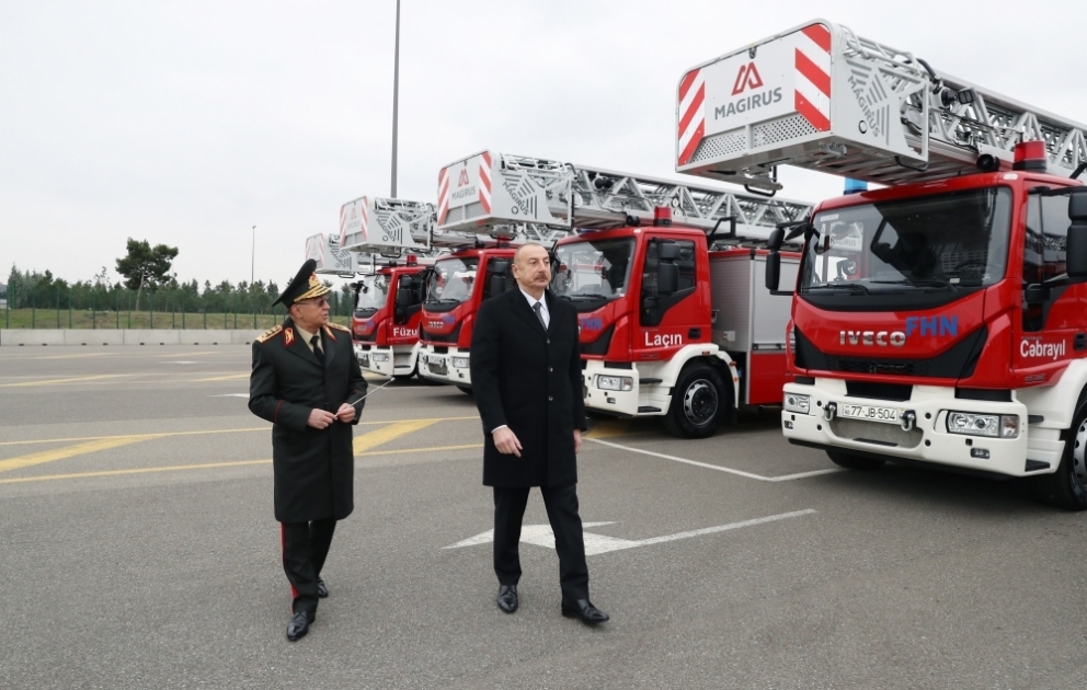 Le président Ilham Aliyev inspecte des engins spéciaux et des ambulances nouvellement achetés