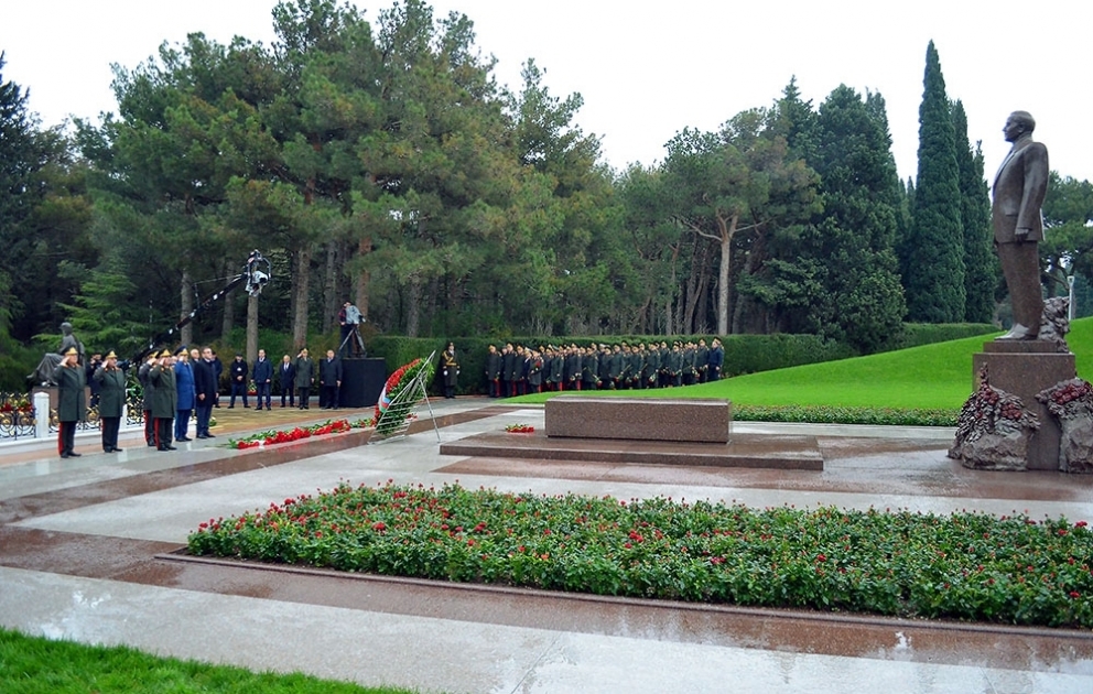 Müdafiə Nazirliyinin rəhbər heyəti Fəxri xiyabanı ziyarət edib
