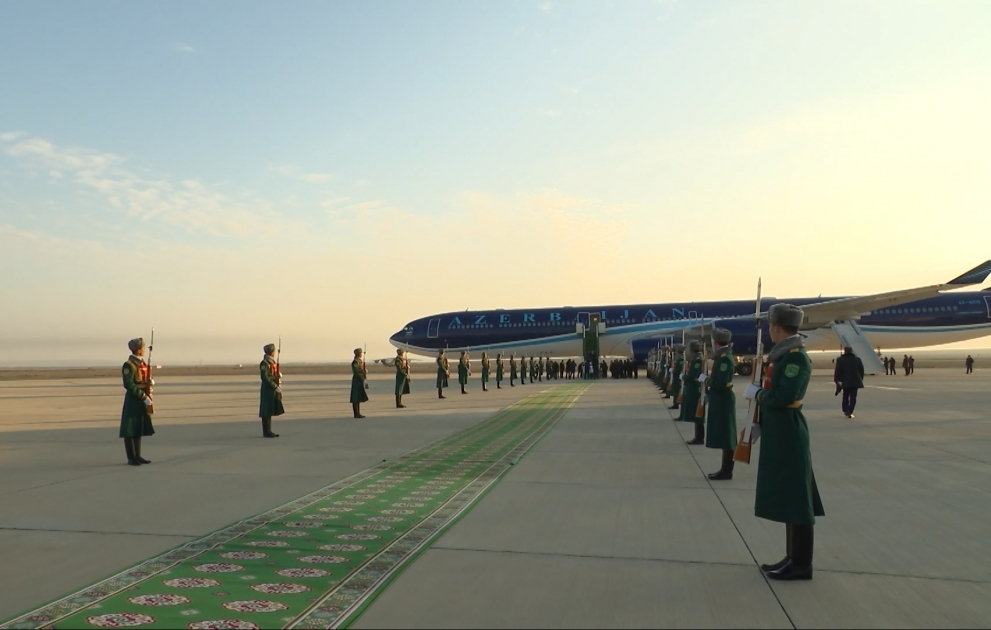 Präsident Ilham Aliyev zu einem Arbeitsbesuch in Turkmenistan eingetroffen