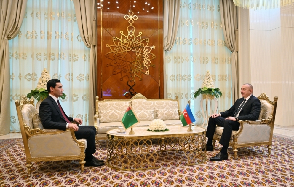 Les présidents Ilham Aliyev et Serdar Berdymoukhamedov s’entretiennent à Turkmenbachi