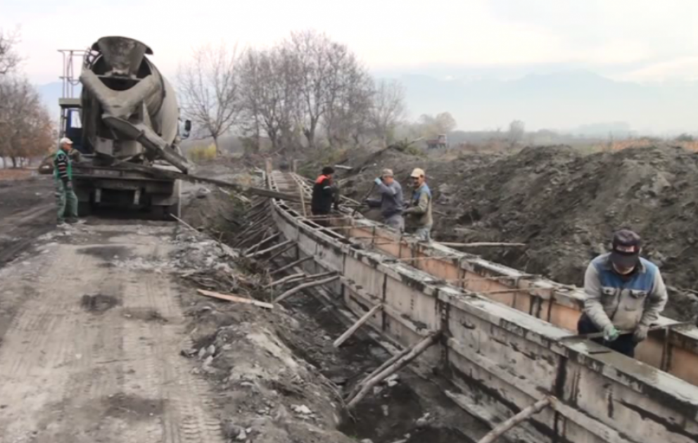 Qaxda torpaq kanal beton üzlüyə alınır, Kürmük çayında bənd tikilir