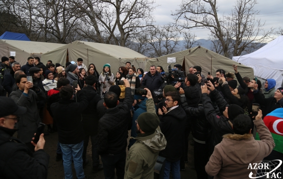 Laçın-Xankəndi yolu: Aksiya iştirakçıları vətənpərvərlik ruhunda şüarlar səsləndirirlər