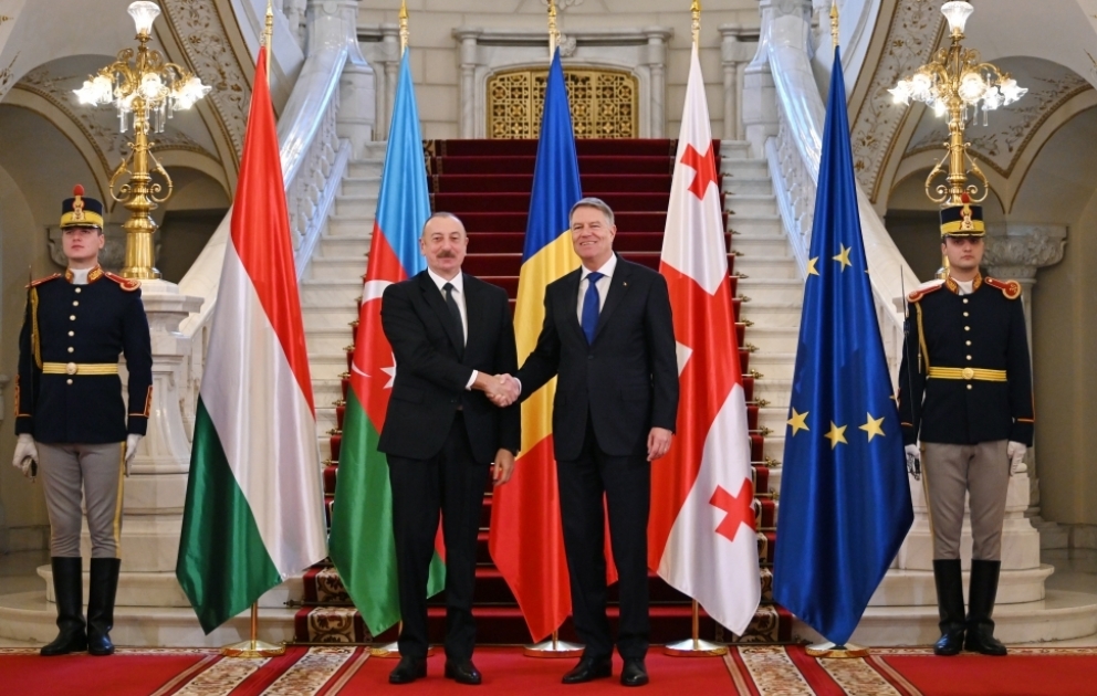 Buxarestdə yaşıl enerji ilə bağlı strateji tərəfdaşlıq haqqında Sazişin imzalanmasına dair plenar iclas keçirilib
Azərbaycan Prezidenti İlham Əliyev iclasda çıxış edib