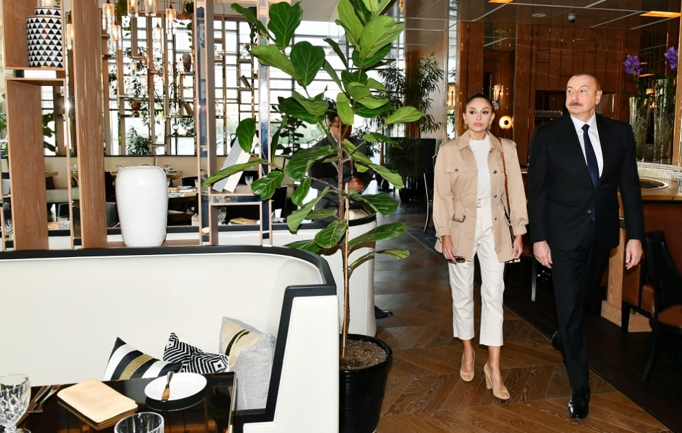 Präsident Ilham Aliyev und First Lady Mehriban Aliyeva weihen Hotel “The Ritz-Carlton Baku“ ein