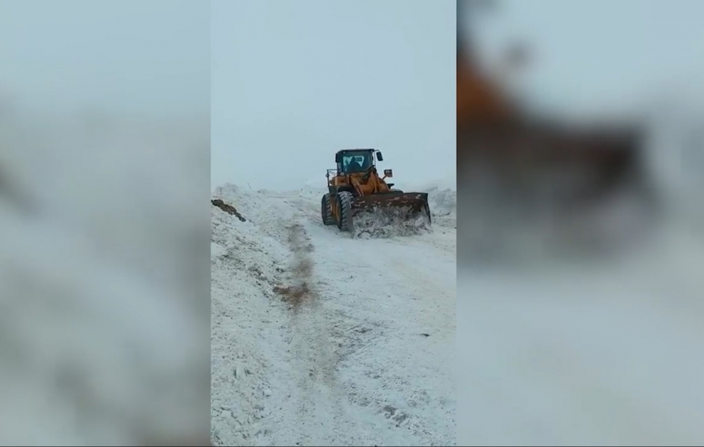 Kəlbəcərdə yolların qardan təmizlənməsi işləri dayanmadan aparılır