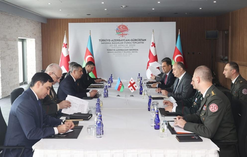 Azərbaycanın müdafiə naziri Türkiyədə gürcüstanlı həmkarı ilə görüşüb
