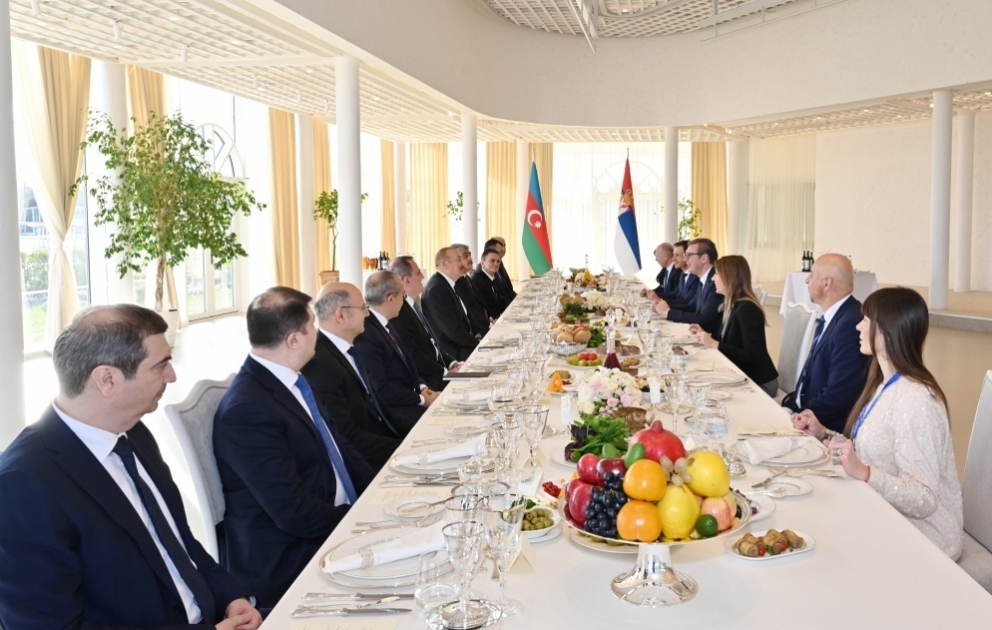Le président Ilham Aliyev offre un déjeuner en l’honneur de son homologue serbe Aleksandar Vucic