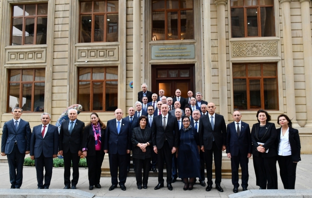 Prezident İlham Əliyev Qərbi Azərbaycan İcmasının inzibati binasında yaradılan şəraitlə tanış olub