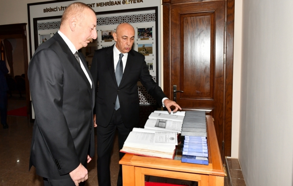 Präsident Ilham Aliyev lernt Verwaltungsgebäude der westaserbaidschanischen Gemeinde kennen