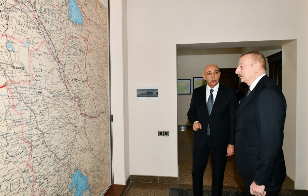 Prezident İlham Əliyev Qərbi Azərbaycan İcmasının inzibati binasında yaradılan şəraitlə tanış olub