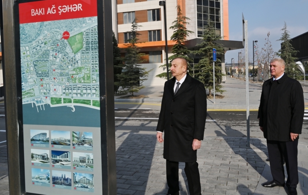 Bakı Ağ Şəhərin Mərkəzi Park Kvartalında bir sıra infrastruktur obyektlərinin inşası tamamlanıb 
Prezident İlham Əliyev görülən işlərlə tanış olub, Qarabağ Atları Kompleksinin təməlini qoyub